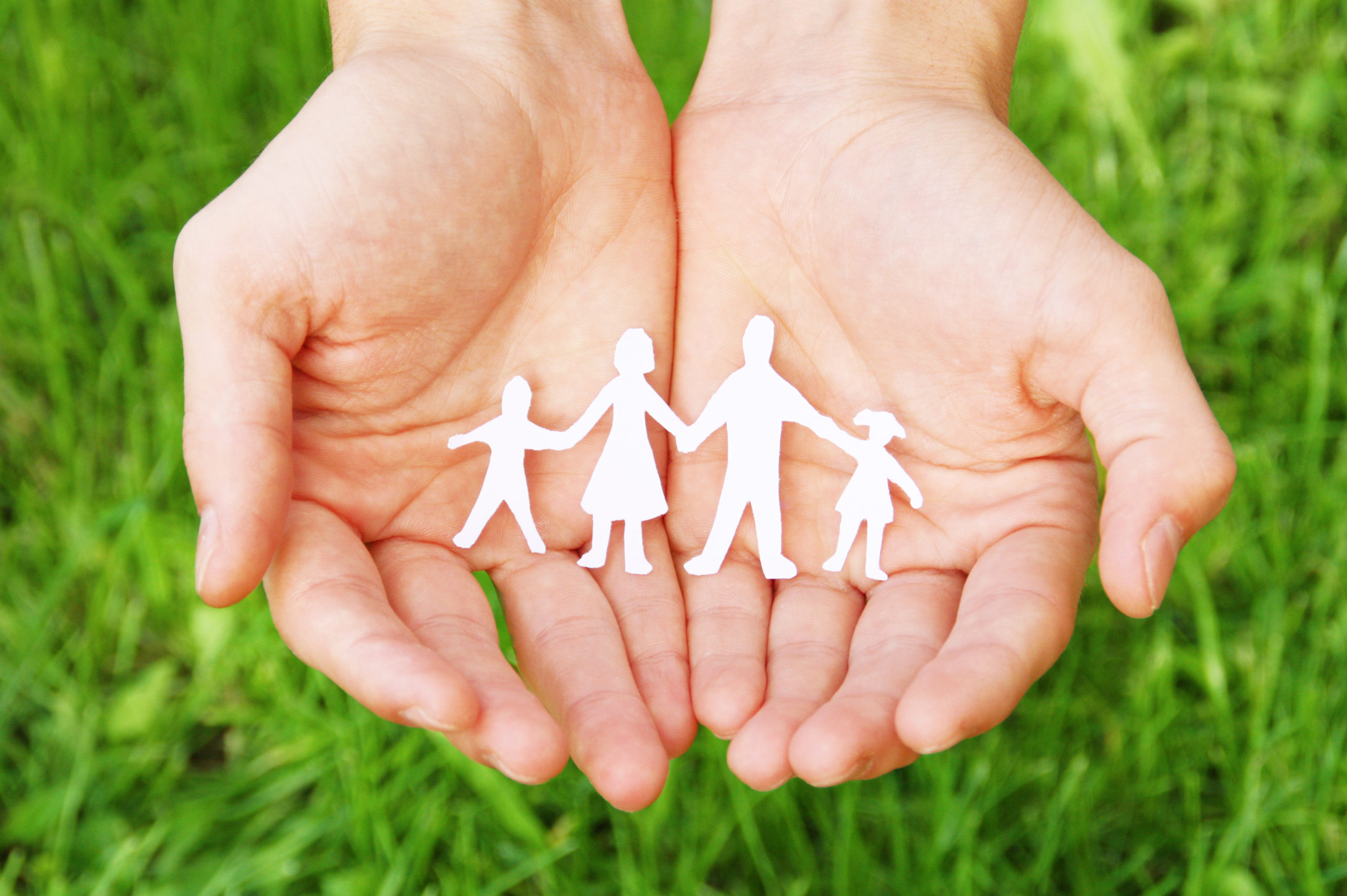 hände mit familienscherenschnitt