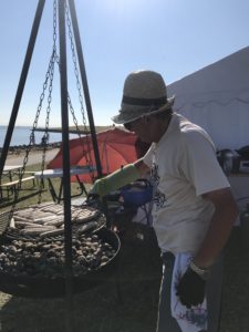 Hans Sievers grillt am Deich bei der Wattolümpiade